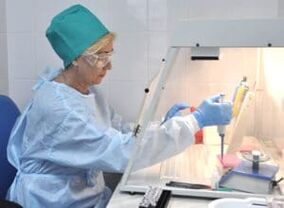 Vykonanie testu stolice na vajíčka helmintov